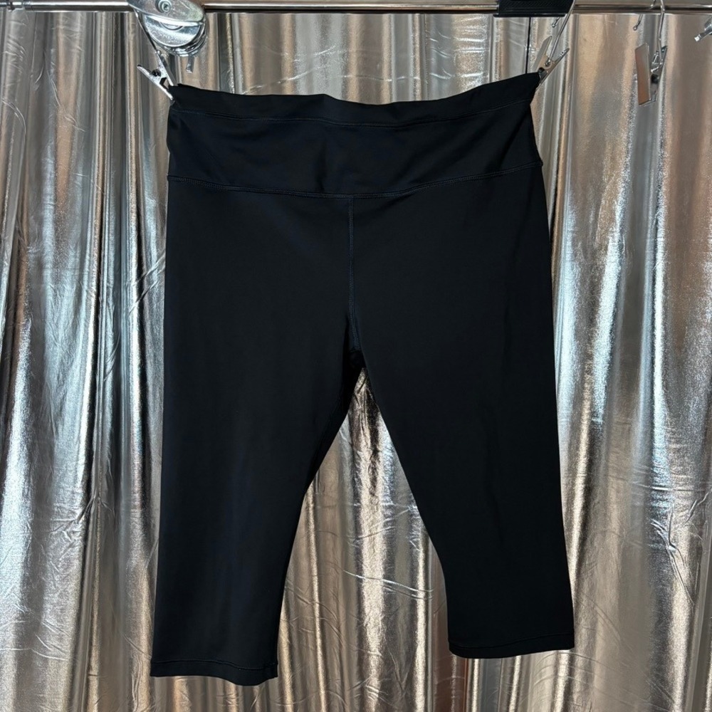 Athleta Black High Rise Capri Leggings Back Zip Pocket